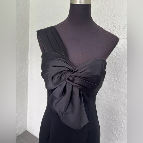 Mac Duggal
Half-Bow Bodice Trumpet Gown size 6 - Picture 5 of 8